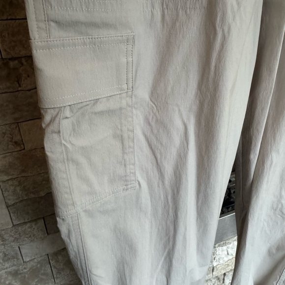 NWOT Vuori Birch Joggers in Silver Cloud, sz med - Picture 5 of 11